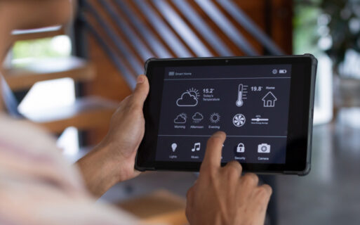 Uomo interagisce con tablet per vedere le informazioni della casa