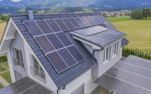 Casa con pannelli fotovoltaici sul tetto