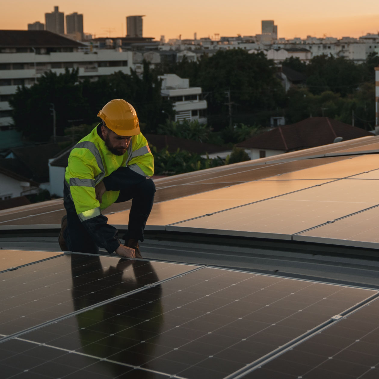 Tonon_Impianti_Home_Fotovoltaico_Manutenzione Uomo controlla dei pannelli fotovoltaici