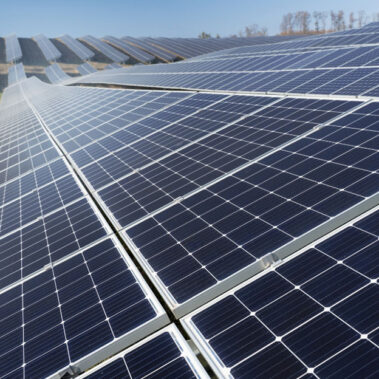 File di pannelli fotovoltaici in un campo