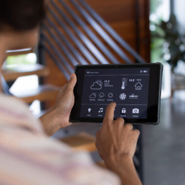 Uomo interagisce con tablet per vedere le informazioni della casa