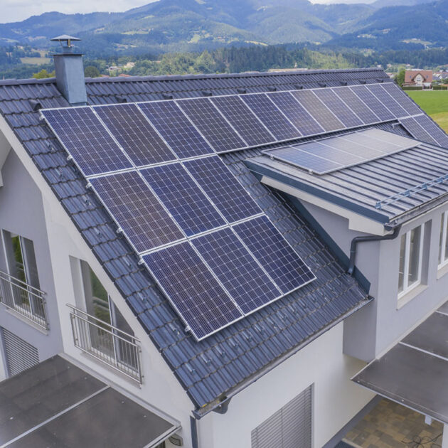 Casa con pannelli fotovoltaici sul tetto